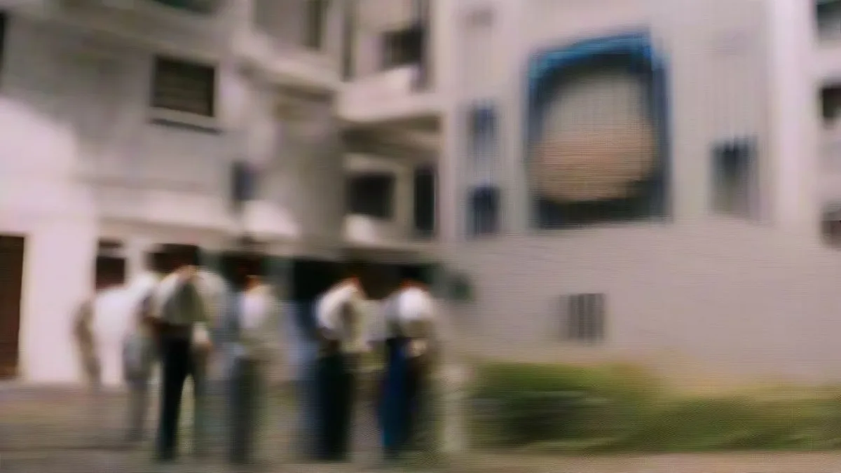 Mumbai police officers investigating outside a budget hotel in Andheri East